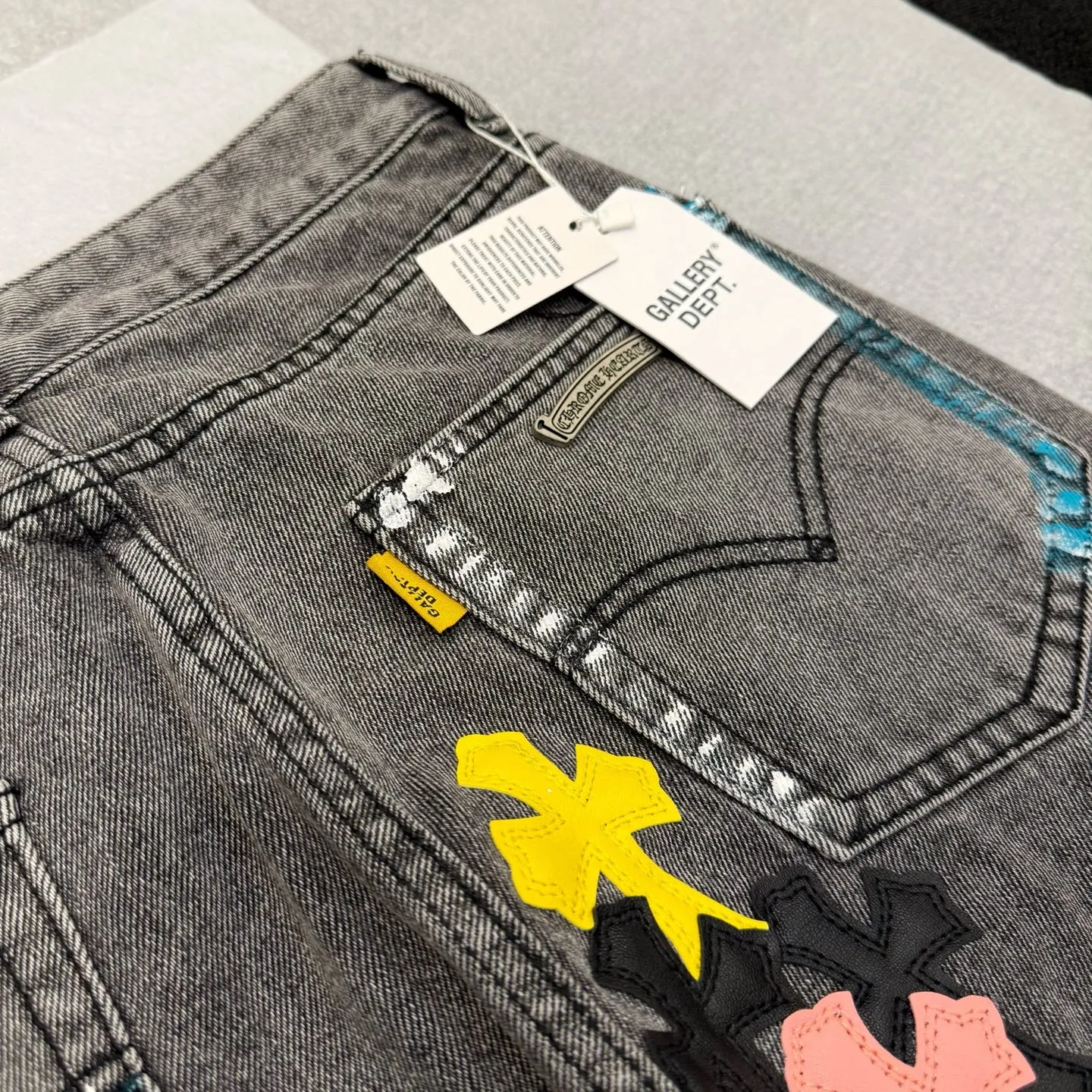 P320 model number: D371 GALLERY DEPT & Chrome hearts, washed gray spliced cross jeans, three-dimensional version, factory precision, original factory quality control, heavy-duty washed pure cotton denim fabric used in the process Size: 28, 30, 32, 34, 36 (S-XXL) Color: splicing Size reference # 28 trouser length 100 waist 72 30 trouser length 102 waist 76 32 pants length 104 waist circumference 80 34 pants length 106 waist circumference 84 36 pants length 108 waist circumference 88